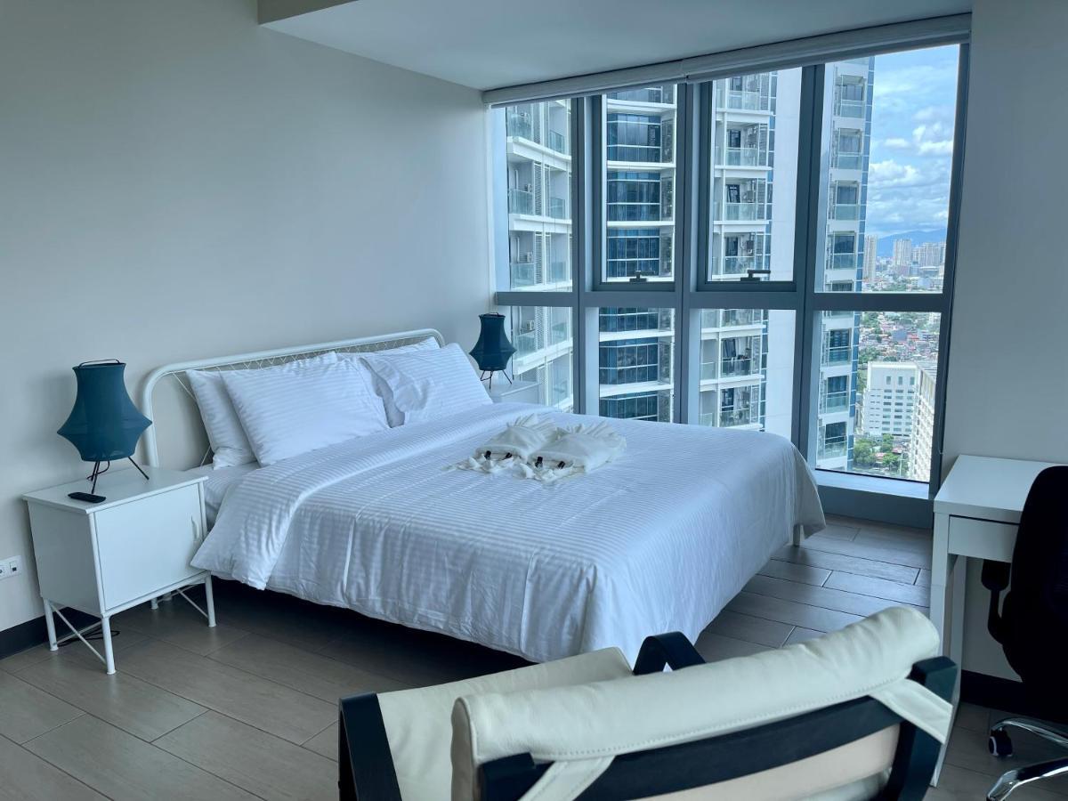 Bright 2-Bedroom Condo With Pool In Bgc Uptown Manila Exterior foto