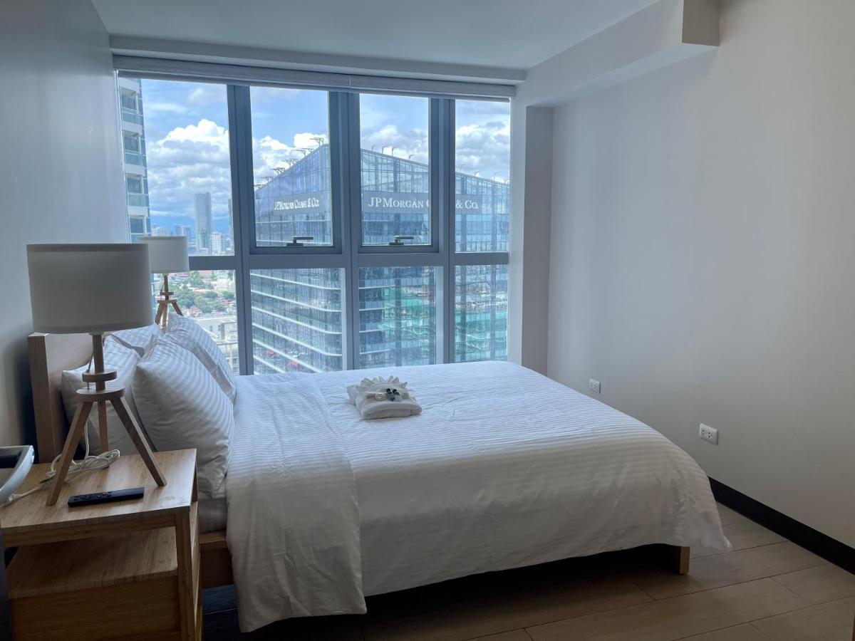 Bright 2-Bedroom Condo With Pool In Bgc Uptown Manila Exterior foto