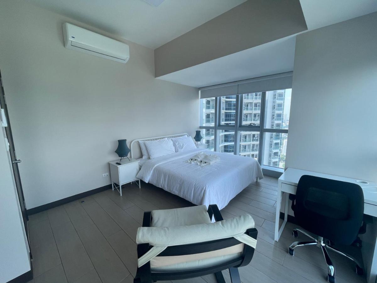 Bright 2-Bedroom Condo With Pool In Bgc Uptown Manila Exterior foto