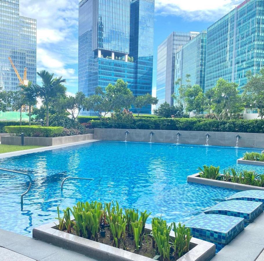 Bright 2-Bedroom Condo With Pool In Bgc Uptown Manila Exterior foto